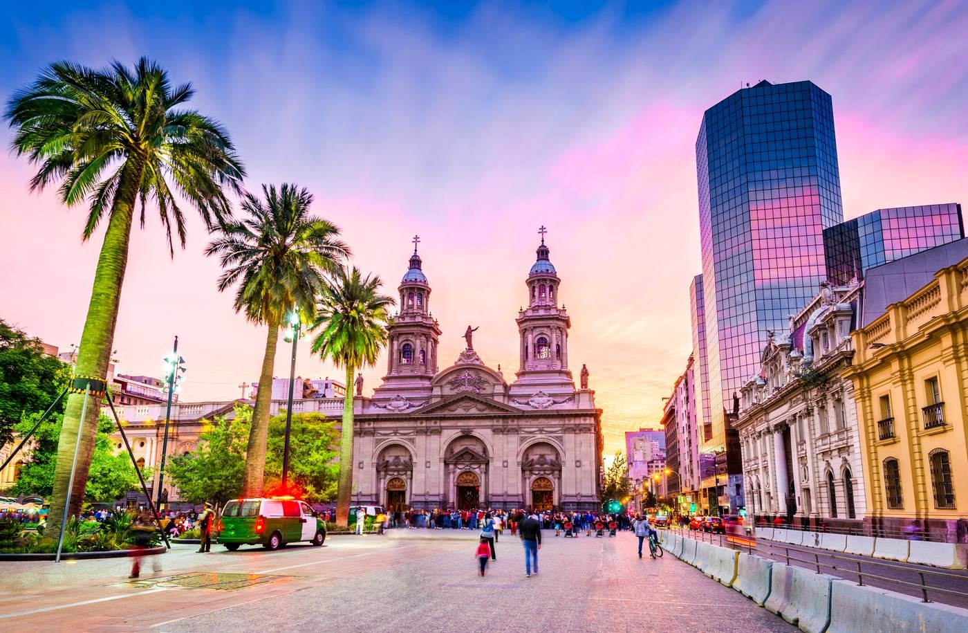 Plaza de Armas e Catedral Metropolitana de Santiago ao entardecer