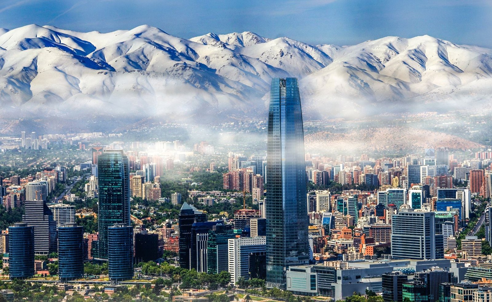 Santiago com a Cordilheira dos Andes nevada ao fundo